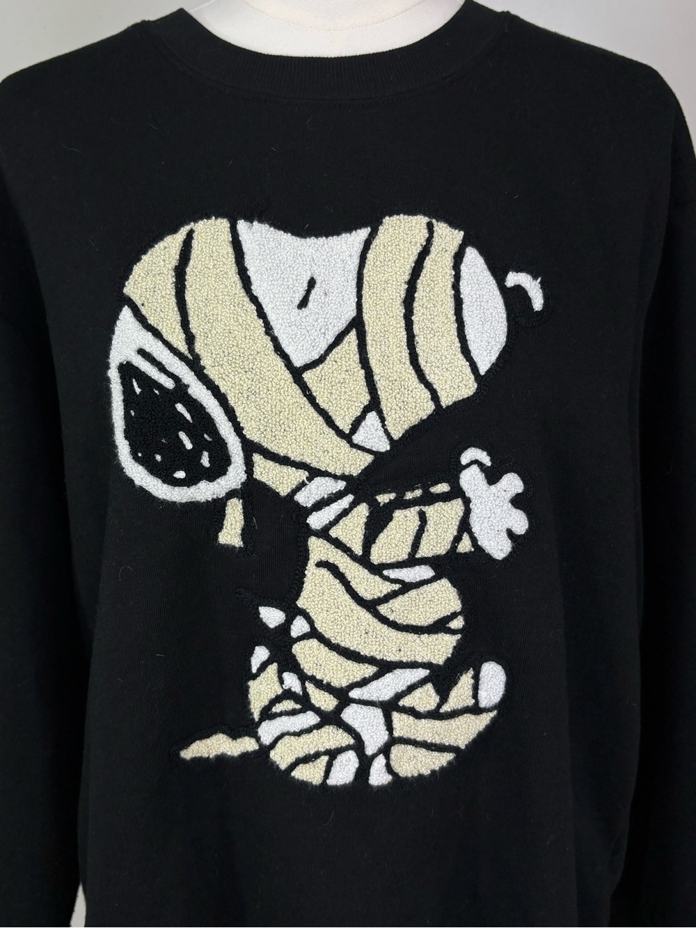 Woman’s Peanuts Snoopy mummy Halloween black sweatshirt size XL - Picture 3 of 6